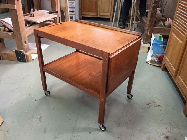 table en bois à roulette dans un atelier